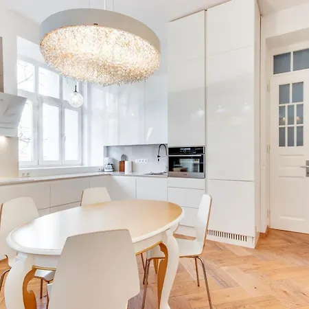 And Luxurious Beethovnova Apartment Laibach